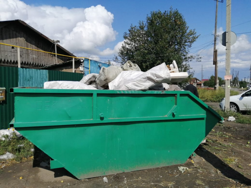 Жителя Барнаула оштрафовали за складирование в мусорный контейнер не ТКО